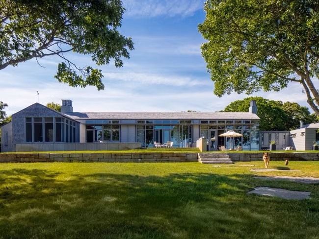 Khoảnh sân vô cùng rộng rãi ở ngay mặt tiền.