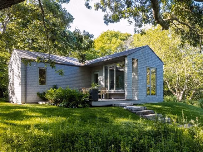 Nhà phụ dành cho khách có 2 phòng ngủ riêng biệt, đảm bảo yên tĩnh và riêng tư.