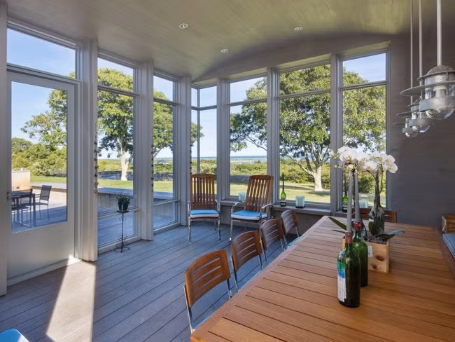 Từ khắp nơi trong biệt thự, bạn đều có thể nhìn thấy khung cảnh yên bình, tươi đẹp bên ngoài nhờ những khung cửa kính lớn kéo dài từ trần tới sàn.