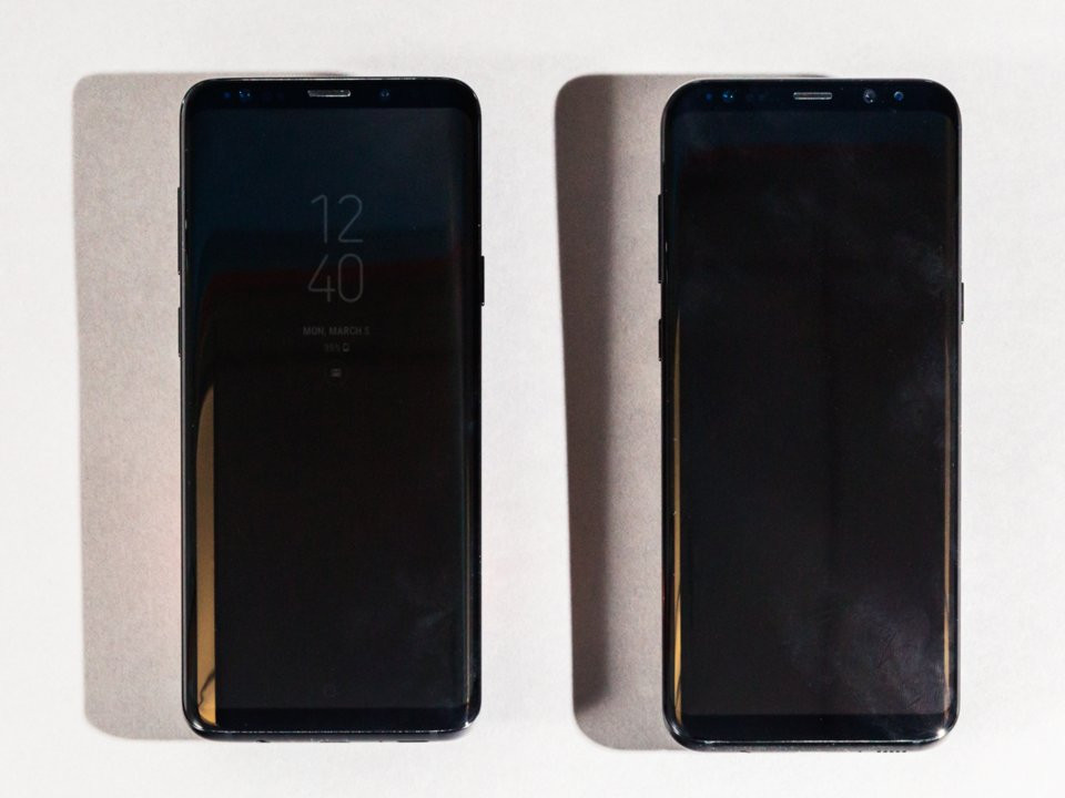 Hình trên là Galaxy S9 và Galaxy S8. Họ có thiết kế giống nhau đến từng chi tiết, chỉ có Galaxy S9 thì có khung hình hẹp hơn. Ảnh: BI.