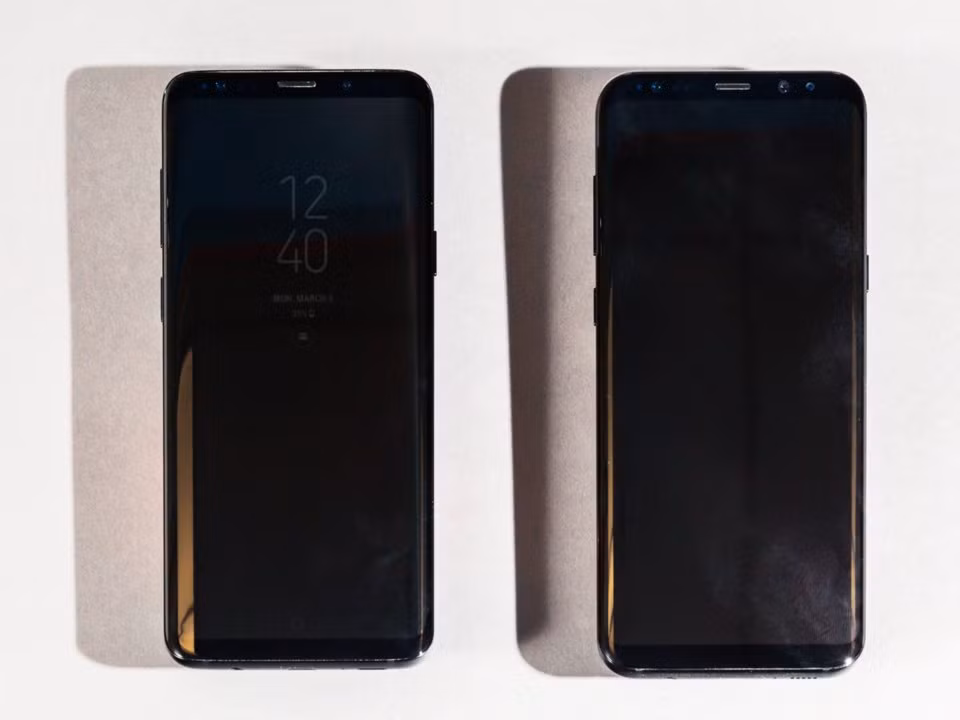Hình trên là Galaxy S9 và Galaxy S8. Họ có thiết kế giống nhau đến từng chi tiết, chỉ có Galaxy S9 thì có khung hình hẹp hơn. Ảnh: BI.