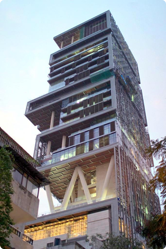 Tòa nhà Antilia ở Mumbai, Ấn Độ có giá 1 tỷ USD. Đây là nơi ở của ông Mukesh Ambani, chủ tịch Công ty TNHH Reliance Industries và là người giàu thứ 5 trên thế giới.