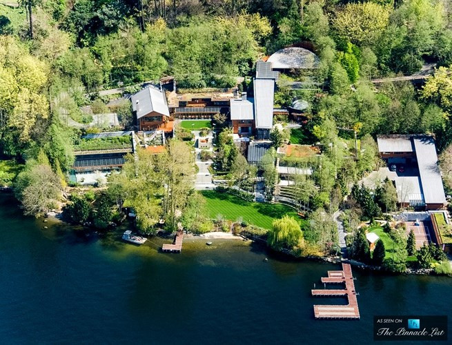 Ngôi nhà của tỷ phú Bill Gates ở Medina, Washington, Mỹ được trang bị rất nhiều công nghệ hiện đại và thân thiện với môi trường. Ngôi nhà này mất đến 7 năm và 63 triệu USD để xây dựng.