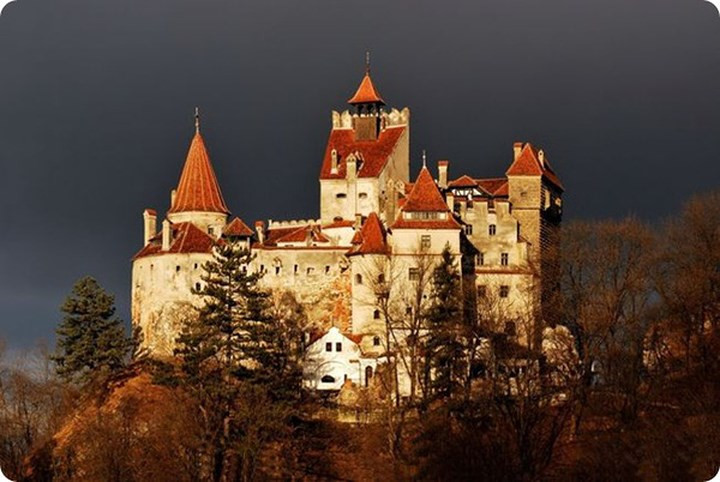 Lâu đài Dracula’s Bran Castle, Romania có giá 135 triệu USD. Đây là lâu đài mang phong cách Romania đẹp nhất và được biết đến với cái tên “Lâu đài của Dracula”. (Ảnh: News.zing) (Ảnh: News.zing) (Ảnh: Afamily.vn) (Ảnh: Afamily.vn) (Ảnh: Afamily.vn) (Ảnh: Afamily.vn)