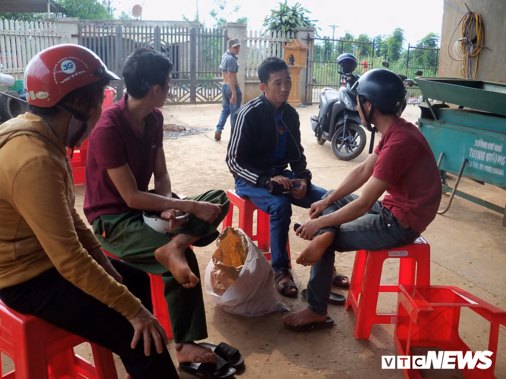 Rất nhiều người dân kéo đến công ty Quý Phượng để đồi trả nợ và lấy lại cà phê đã ký gửi. Ảnh: NC.