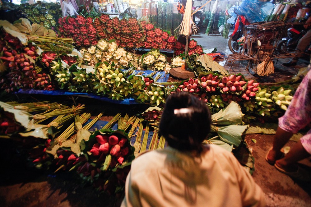 Sen từ khắp nơi được nhập về chợ đầu mối trước khi phân phối ra thị trường.