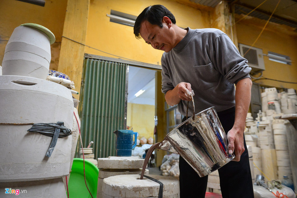 Khuôn thạch cao hút nước tạo thành một lớp chất dẻo dày khoảng 0,5 cm dính vào thành khuôn. Sau đó, lượng chất lỏng bên trong sẽ bị loại bỏ.