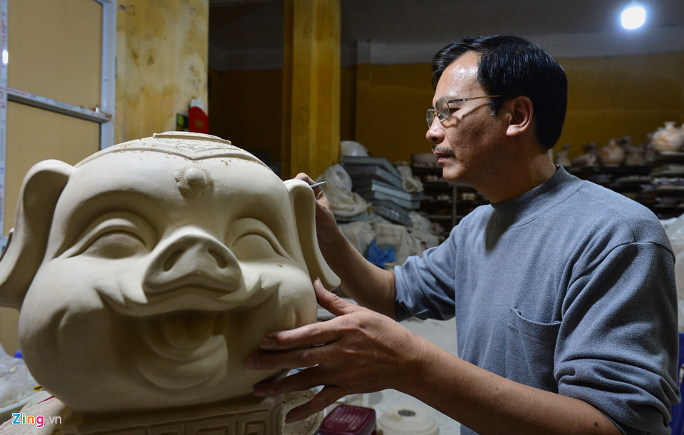 Sau khi đất khô hẳn, nghệ nhân khéo léo tách nó ra khỏi khuôn, cạo bỏ một số phần thừa.