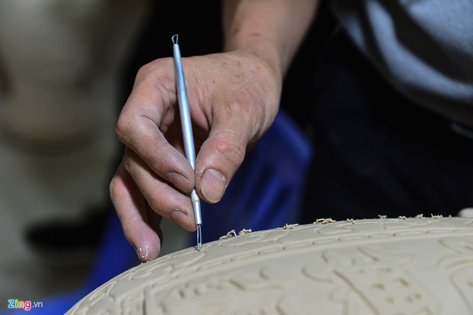 Việc tỉa sửa, chau chuốt khiến cho các nét trở nên tròn trịa, sạch sẽ hơn và ít bị nhoè đi khi tráng men.