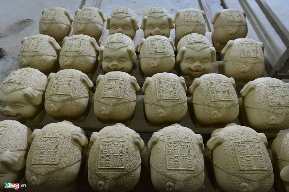 Những chú lợn sau khi tỉa xong sẽ được cho vào lò nung ở 800 độ C.