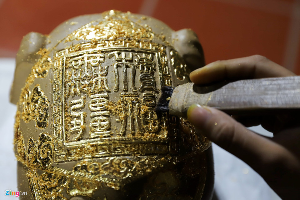 Cuối cùng, những nghệ nhân làng Kiêu Kỵ sẽ dát vàng. Trên lưng mỗi con lợn đất có 4 chữ “Tích phúc vô cương”. Đây là chữ được khắc trong ấn đền Trần với ngụ ý giữ gìn khuôn phép, rèn luyện nhân tâm để được nhân quả lâu dài, đời đời hưởng phúc.