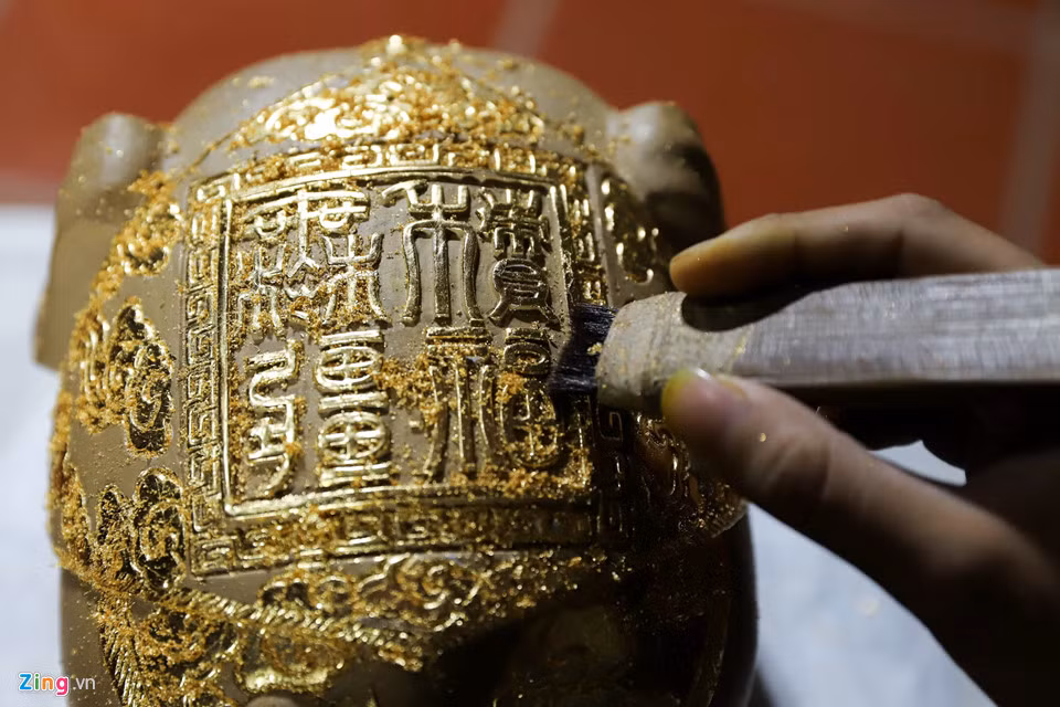 Cuối cùng, những nghệ nhân làng Kiêu Kỵ sẽ dát vàng. Trên lưng mỗi con lợn đất có 4 chữ “Tích phúc vô cương”. Đây là chữ được khắc trong ấn đền Trần với ngụ ý giữ gìn khuôn phép, rèn luyện nhân tâm để được nhân quả lâu dài, đời đời hưởng phúc.