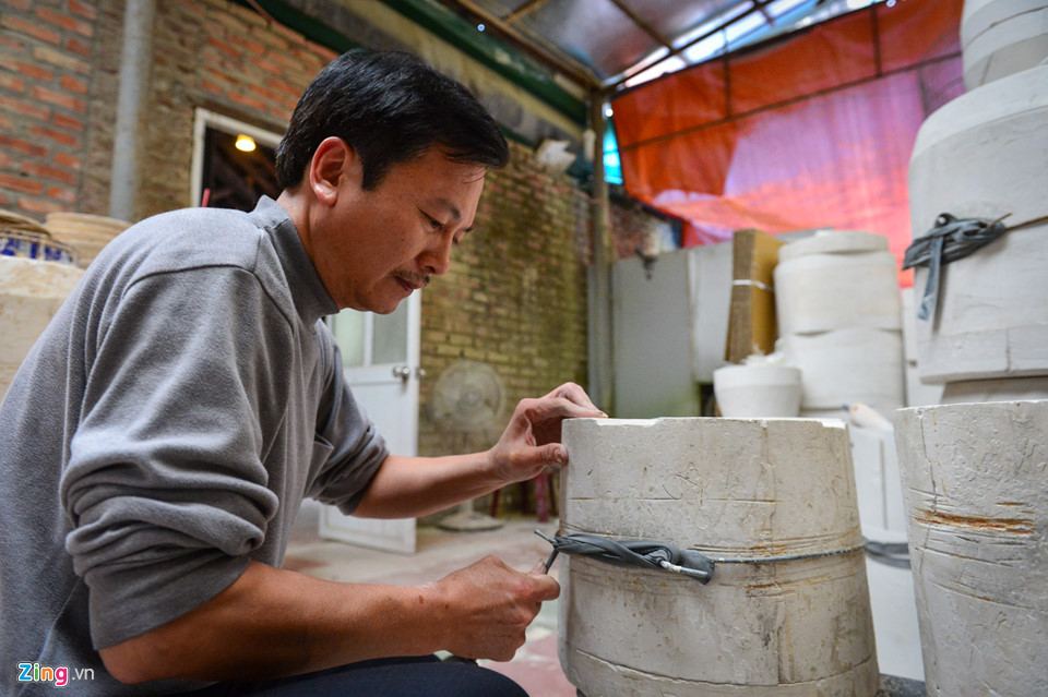 Lợn đất được tạo hình theo phương pháp đổ rót với khuôn làm từ thạch cao.