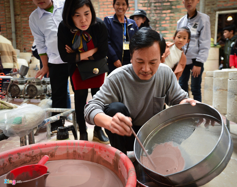 Chú lợn này được làm từ đất sét trắng Nam Định cùng các loại sa thạch ở núi Chí Linh (Hải Dương), đền Hùng (Phú Thọ) trộn cùng nước phù sa sông Hồng theo một tỷ lệ bí mật.
