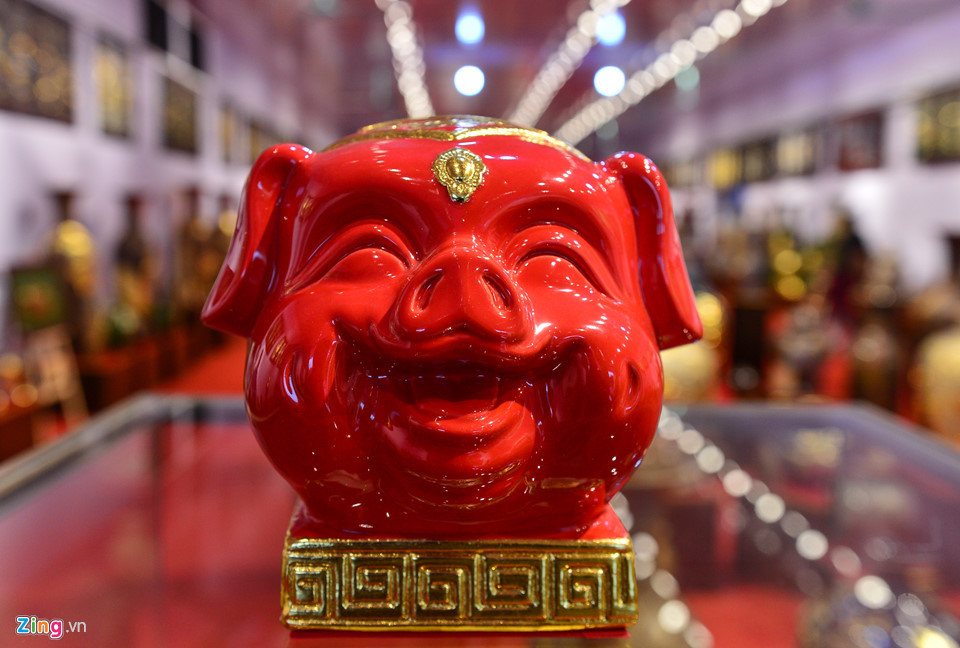 “Kỳ linh Kỷ Hợi” có 3 phiên bản: Tiêu chuẩn (giá 12 triệu đồng, kích thước cao 18 cm, dài 23 cm), theo mệnh (giá 36 triệu đồng, cao 36 cm, dài 46 cm, màu men theo mệnh chủ nhân).