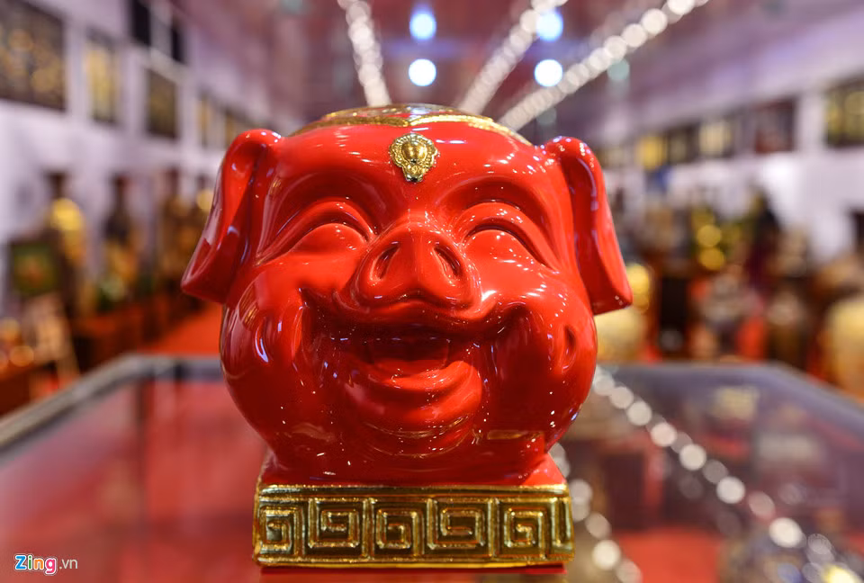 “Kỳ linh Kỷ Hợi” có 3 phiên bản: Tiêu chuẩn (giá 12 triệu đồng, kích thước cao 18 cm, dài 23 cm), theo mệnh (giá 36 triệu đồng, cao 36 cm, dài 46 cm, màu men theo mệnh chủ nhân).