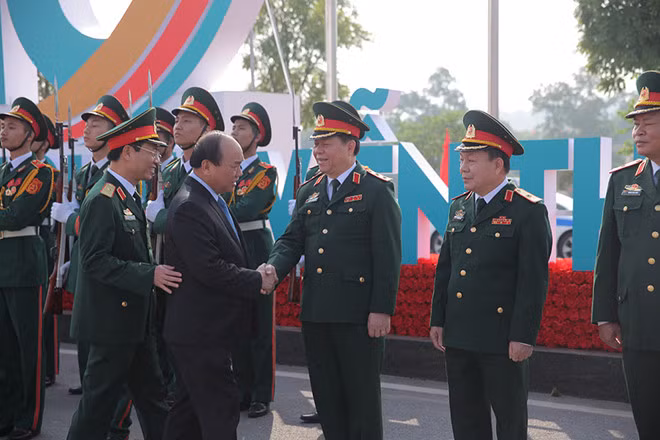 Thủ tướng đến thăm và làm việc tại Viettel.