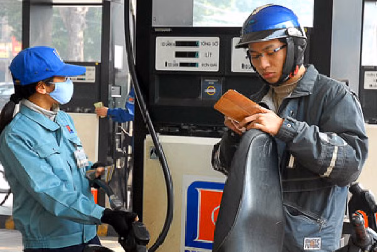 Gia xang giam nhe 124 dong/lit