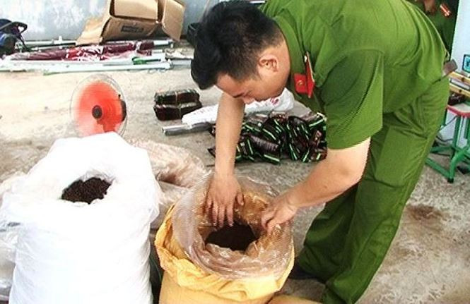 Công an kiểm tra hiện trường sản xuất cà phê giả nhãn mác phi pháp.