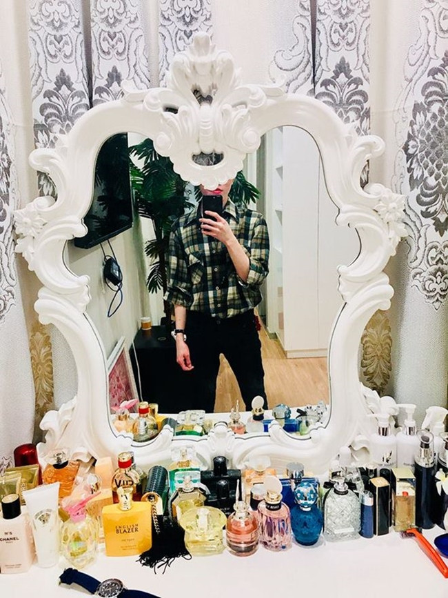 Bàn trang điểm có nhiều loại nước hoa, mỹ phẩm đắt tiền.
