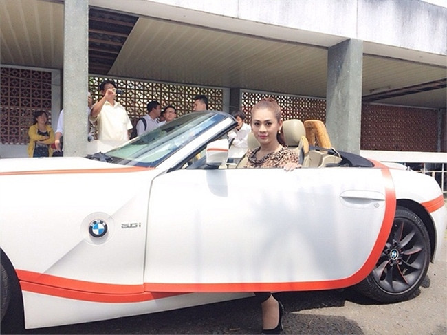 Trước đó, Khánh Chi từng có một chiếc xe hơi mui trần khác.