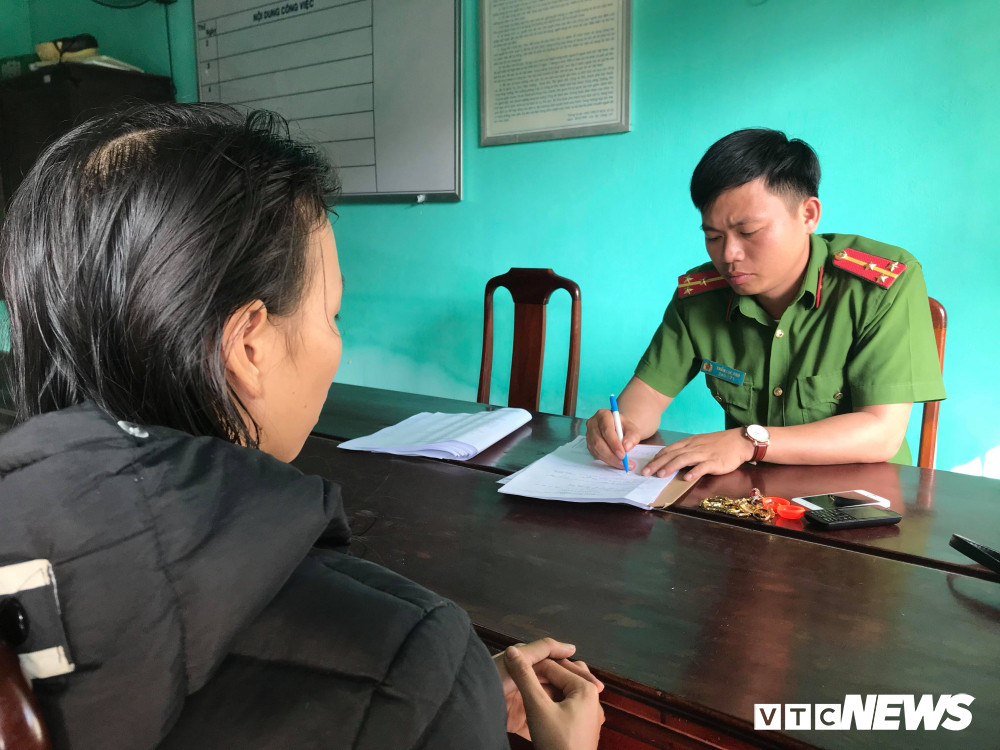 Công an đang lấy lời khai chị T. Ảnh: CACC.