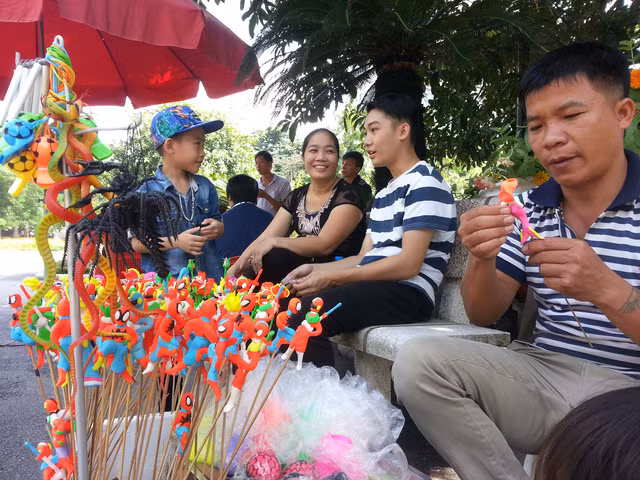 Tet Trung thu: Nghe nhan nan to he bo tui 20 trieu dong/thang