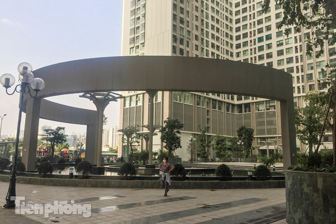 Ngoài vấn đề nổi cộm như phí gửi xe quá cao so với quy định, hạ tầng, tiện ích nội khu không đúng với quảng cáo… Cư dân Eco Green City còn cho rằng CĐT đã cắt xén, thay đổi các thiết bị kém chất lượng, với giá trị thấp hơn so với thoả thuận ghi trong hợp đồng mua bán căn hộ.