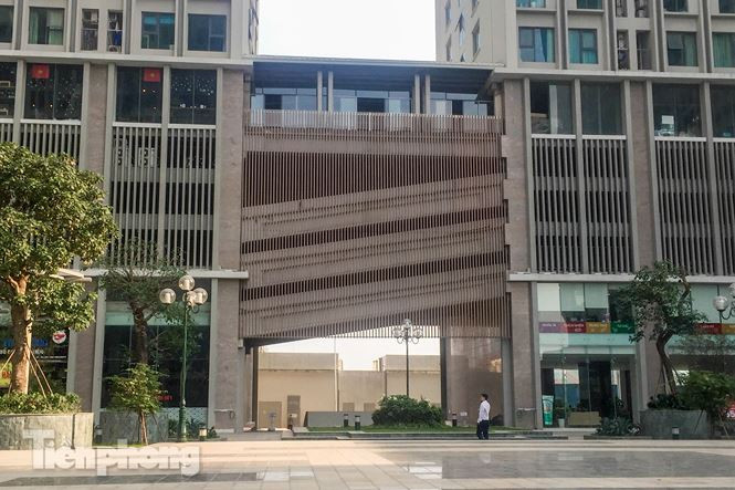 Trong đó tầng 1, 2 có chức năng dịch vụ thương mại và văn phòng, tầng 3, 4, 5 có chức năng để xe, tầng 6 là tầng dịch vụ gồm thể dục thể thao và sinh hoạt cộng đồng.