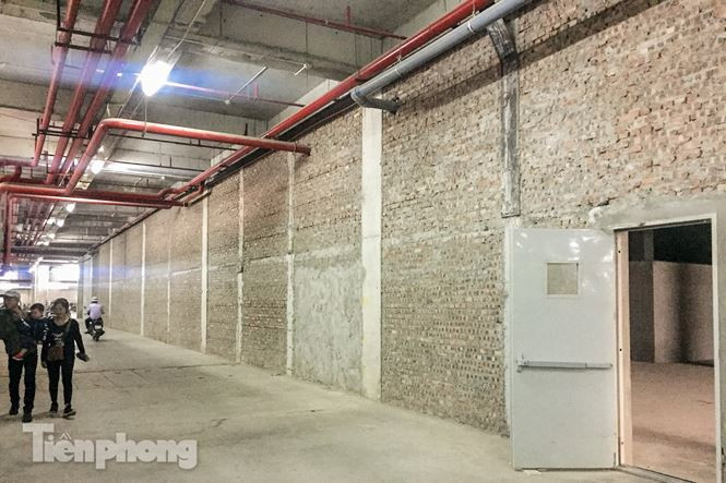 Đoạn tường dưới hầm xây thô, để trơ phần gạch nhìn mất mỹ quan.