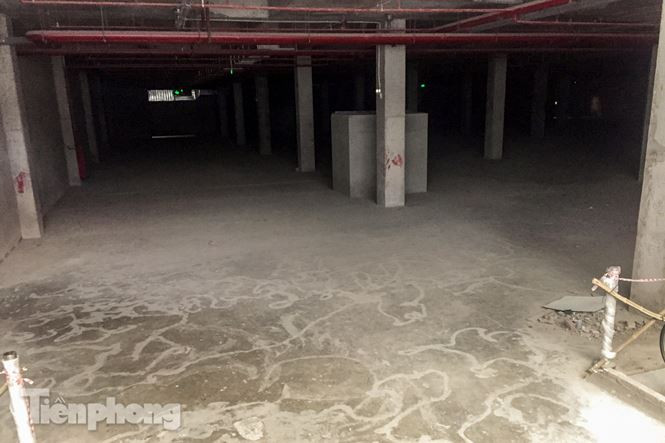 Theo ghi nhận của phóng viên, bên dưới tầng hầm nhiều khu vực chưa được hoàn thiện và đưa vào sử dụng.