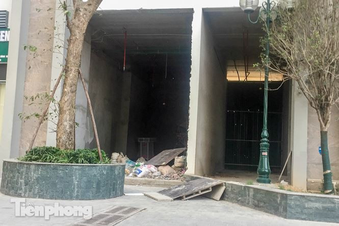 Tuy đã được đưa vào hoạt động khoảng 1 năm, nhiều hạng mục công trình còn dang dở, nhem nhuốc, nhiều dịch vụ tiện ích được dân phản ánh là chưa có.