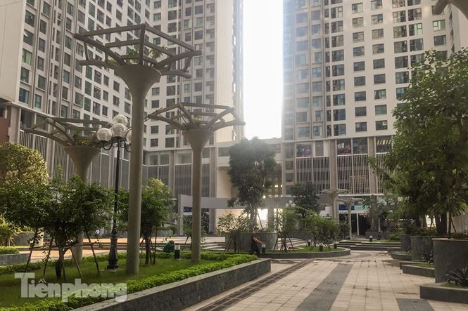 Bên cạnh đó, cư dân còn phản ánh việc CĐT tính diện tích thông thuỷ không đúng quy định, gây thiệt hại cho mỗi căn hộ hàng mét vuông; chiều cao thông thuỷ nhiều diện tích sàn không bảo đảm theo tiêu chuẩn... Trước những bức xúc, phản ánh của cư dân về việc thu phí trông giữ xe quá cao, ngày 17/10 Công ty Việt Hưng đã có thông báo gửi UBND huyện Thanh Trì về việc thu phí trông giữ phương tiện tại dự án Eco Green City.