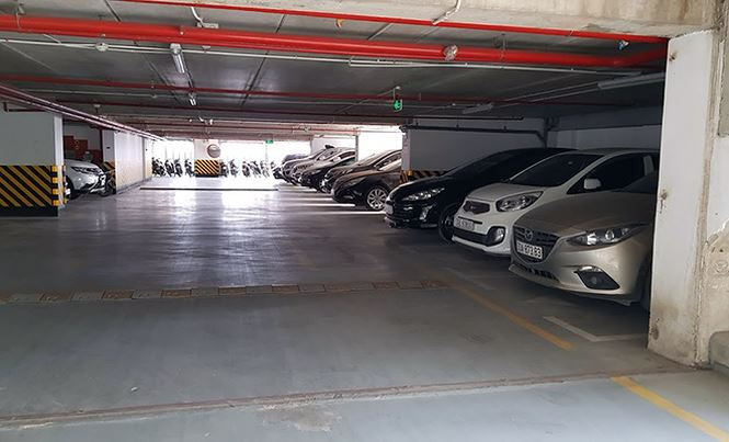 Trước đó, cuối năm 2017, UBND TP Hà Nội ban hành quyết định số 44/2017/QĐ- UBND ban hành giá dịch vụ trông giữ xe đạp, xe máy, xe ô tô trên địa bàn thành phố Hà Nội, có hiệu lực thi hành kể từ ngày 1/1/2018. Theo đó, tại Thị xã Sơn Tây và các huyện ngoại thành mức giá dịch vụ trông giữ ô tô hợp đồng theo tháng là 500.000 đồng/tháng còn đối với xe máy là 50.000 đồng/tháng. Quyết định trên cũng nêu rõ, đối với dịch vụ trông giữ xe được đầu tư bằng nguồn vốn ngoài ngân sách Nhà nước (bên trong các toà nhà chung cư, các trung tâm thương mại, các bãi đỗ xe...), CĐT căn cứ chi phí thực tế tại từng điểm trông giữ phương tiện giao thông để xây dựng mức giá theo hướng dẫn tại Thông tư số 25/2014/TT- BTC ngày 17/02/2014 của Bộ Tài chính và quyết định lộ trình điều chỉnh giá dịch vụ nhưng không được cao hơn mức giá thành phố quy định, tránh gây tác động ảnh hưởng đời sống nhân dân.