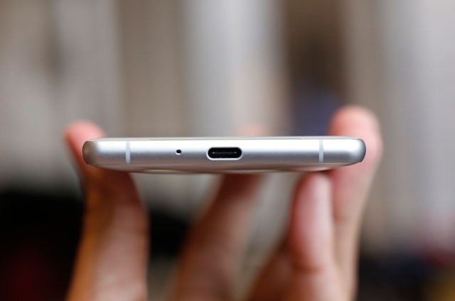 Micro và cổng USB Type-C dưới cạnh đáy.