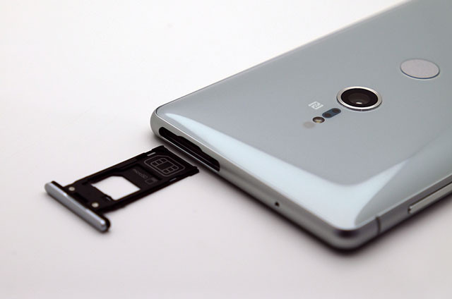 Micro và khay SIM, thẻ nhớ trên đỉnh máy.