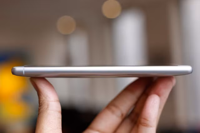 Cạnh trái trống trơn.