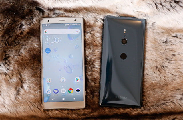 Xperia XZ2 có khả năng chống bụi, chống nước theo tiêu chuẩn IP68 giúp nó có thể ngâm nước ở độ sâu 1,5 m trong 30 phút.