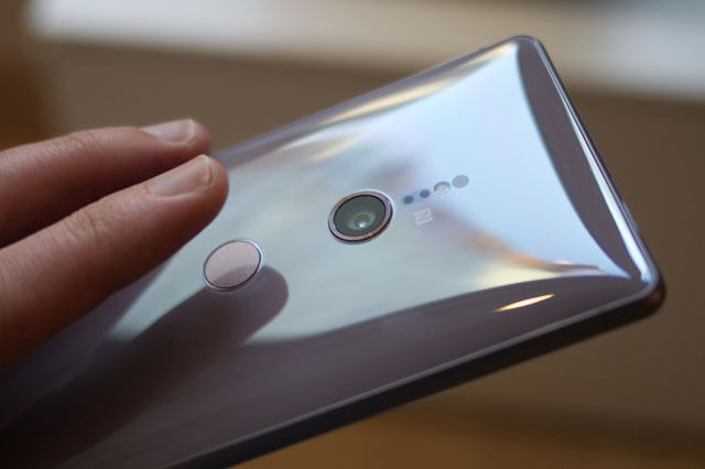 Cảm biến vân tay ở mặt lưng.