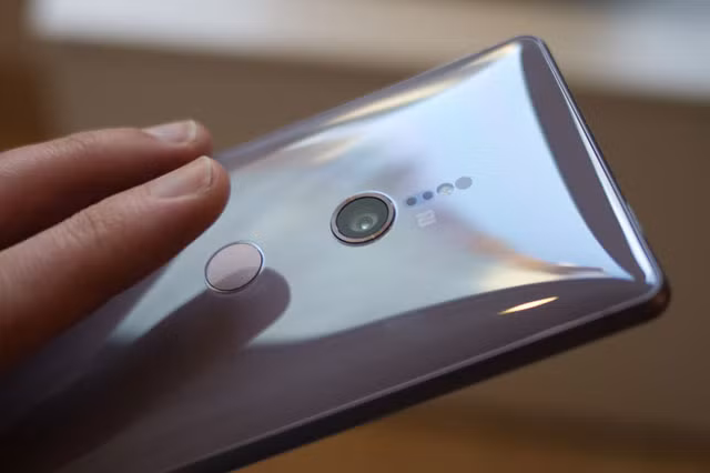 Cảm biến vân tay ở mặt lưng.