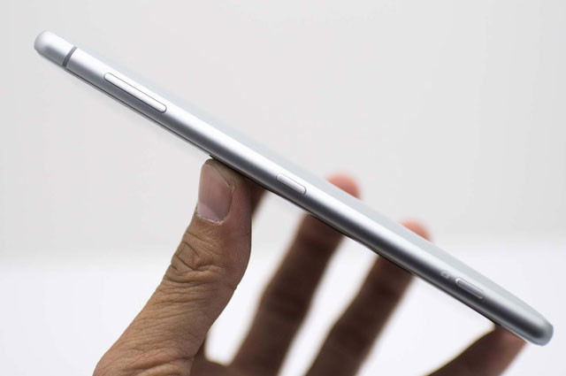 Phím chụp ảnh, nút nguồn và phím tăng, giảm âm lượng bên cạnh phải.