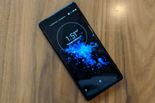 Sony Xperia XZ2 được trang bị màn hình IPS kích thước 5,7 inch, độ phân giải Full HD Plus (2.160x1.080 pixel), mật độ điểm ảnh 424 ppi. Màn hình này được chia theo tỷ lệ 18:9, tích hợp công nghệ Triluminos.