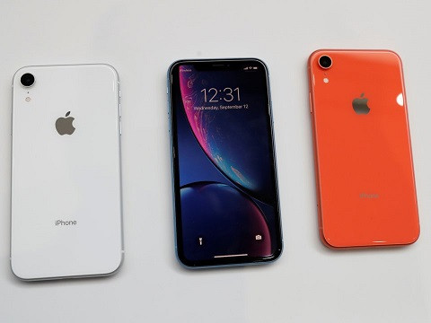 4. iPhone XR không có nút home hay cảm biến vân tay. Sự thay đổi lớn nhất đối với hầu hết người sử dụng iPhone cũ sẽ là thiếu đi nút home, cũng có nghĩa là không có cảm biến vân tay. Apple đã loại bỏ nút home trên iPhone X, và quyết định đó đã được áp dụng trên các iPhone 2018. Đối với bất cứ ai sử dụng iPhone cũ, bạn sẽ phải làm quen với các cử chỉ mới hoàn toàn, chẳng hạn như mở điện thoại hay di chuyển đến màn hình home bằng cách lướt từ dưới cùng màn hình lên, và một cách hoàn toàn mới mở khóa điện thoại: Face ID. Thay vì quét vân tay, giờ đây thiết bị của bạn sẽ quét khuôn mặt, dùng để mở khóa cũng như xác nhận danh tính trong khi sử dụng Apple Pay.