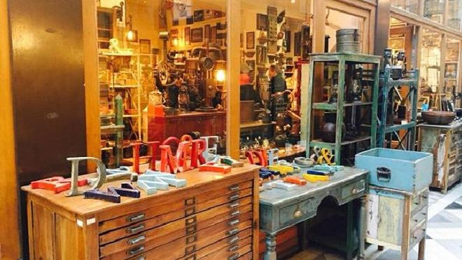 Một cửa hàng bán đồ trang trí nội thất trong hẻm Le Grand-Cerf.