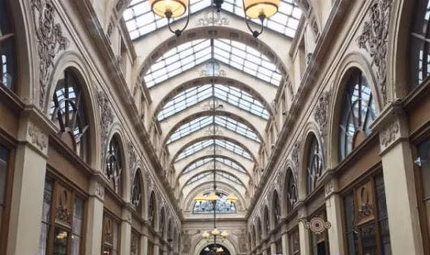 Mái che kính của hẻm Vivienne.