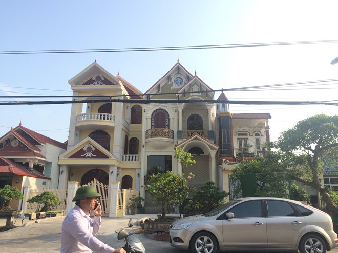 Hải Minh được mệnh danh là "xã nhà giàu" của huyện Hải Hậu với những căn biệt thự bề thế. Ảnh: Thủy Tiên.