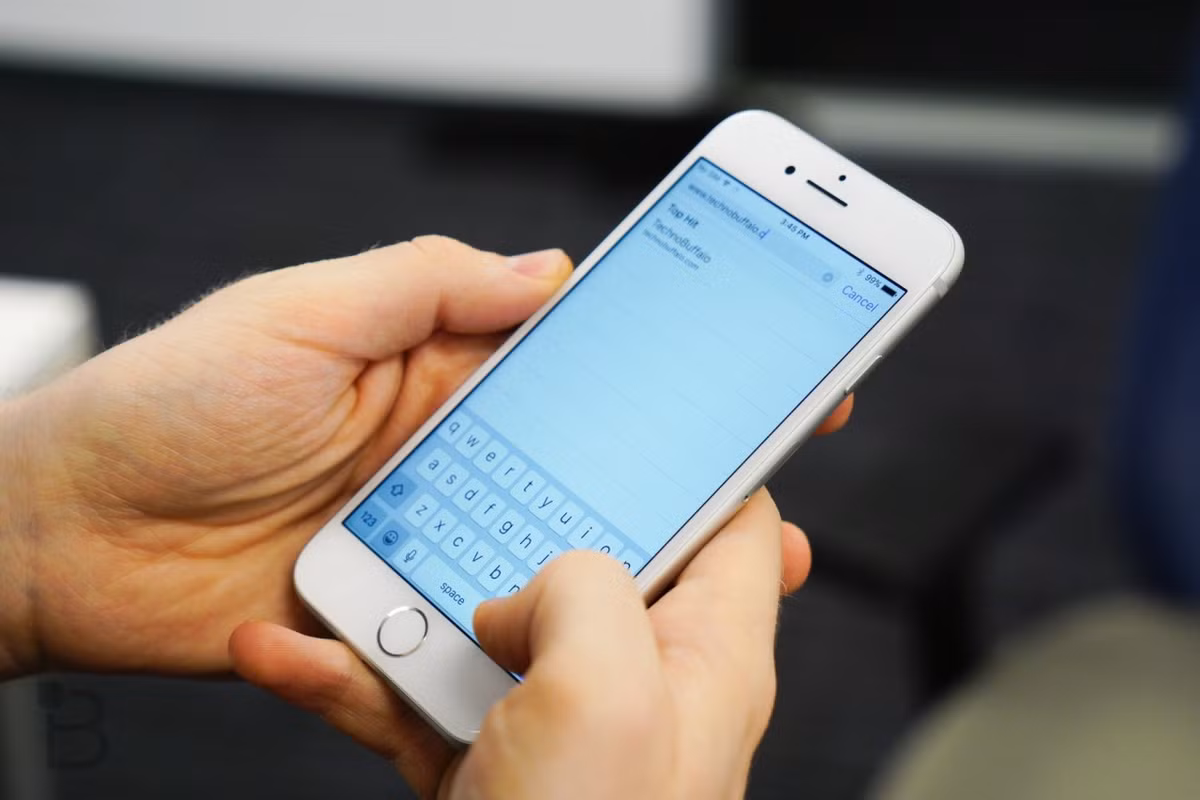 Tăng kích thước font chữ là một trong những cách bạn có thể dùng để làm giảm sự căng thẳng cho mắt khi phải nhìn vào màn hình iphone quá lâu.