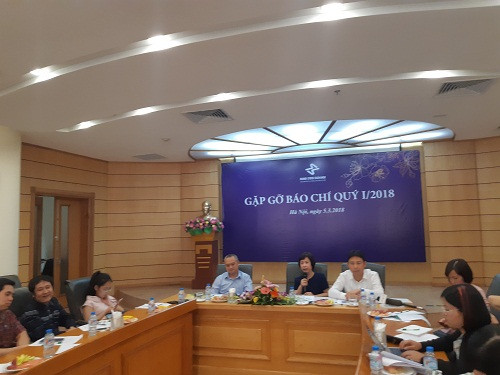 Bà Nguyễn Thị Hoàng Lan (giữa) chia sẻ tại buổi gặp gỡ báo chí quý I.2018