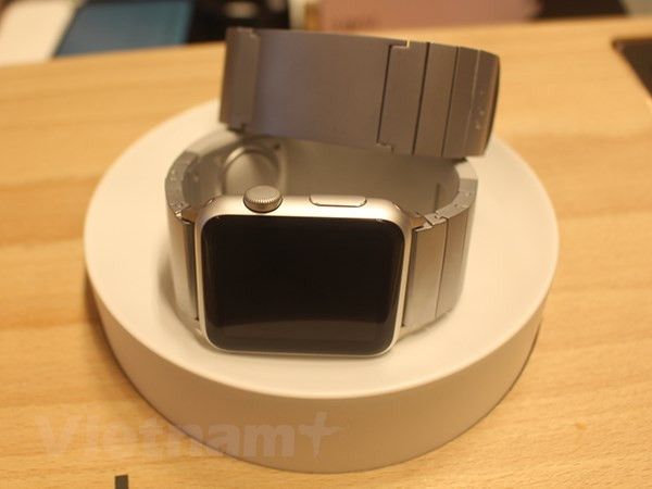 Sgnl là mẫu đồng hồ thông minh đầu tiên cho phép đàm thoại thông qua ngón tay. Ảnh: PV/Vietnam+.