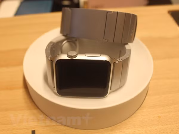 Sgnl là mẫu đồng hồ thông minh đầu tiên cho phép đàm thoại thông qua ngón tay. Ảnh: PV/Vietnam+.